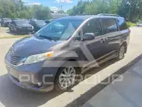 2013 Toyota SIENNA photo