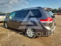 2013 Toyota SIENNA photo