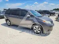 2013 Toyota SIENNA photo