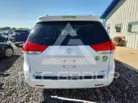 2013 Toyota SIENNA photo
