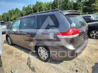 2013 Toyota SIENNA photo