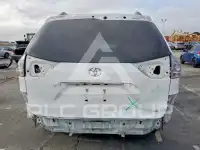 2013 Toyota SIENNA photo