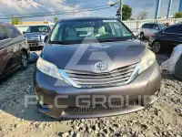 2013 Toyota SIENNA фото