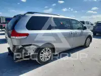 2013 Toyota SIENNA photo