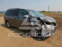 2013 Toyota SIENNA photo