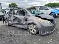 2013 Toyota SIENNA photo