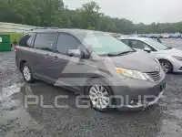 2013 Toyota SIENNA photo