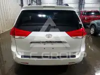2013 Toyota SIENNA photo