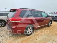 2013 Toyota SIENNA photo