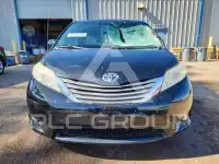 2013 Toyota SIENNA photo