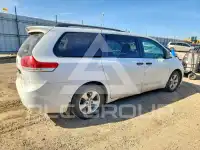 2013 Toyota SIENNA photo
