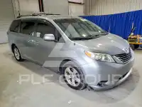 2013 Toyota SIENNA photo