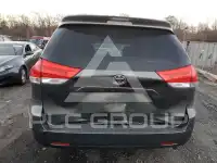 2013 Toyota SIENNA photo