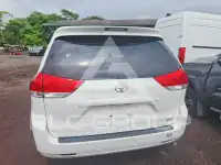 2013 Toyota SIENNA photo