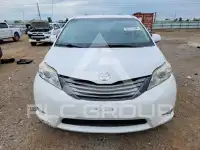 2013 Toyota SIENNA photo
