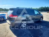 2013 Toyota SIENNA photo