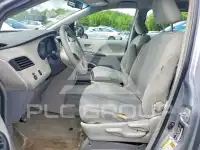 2013 Toyota SIENNA photo