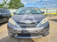 2013 Toyota SIENNA photo