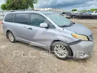 2013 Toyota SIENNA photo