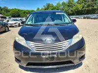 2013 Toyota SIENNA photo