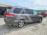 2013 Toyota SIENNA photo