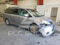 2013 Toyota SIENNA photo