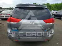 2013 Toyota SIENNA photo