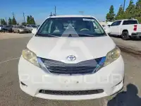2013 Toyota SIENNA фото