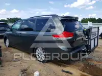 2013 Toyota SIENNA photo