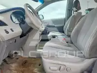 2013 Toyota SIENNA photo