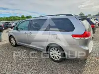 2013 Toyota SIENNA photo