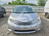 2013 Toyota SIENNA photo