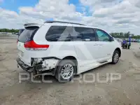 2013 Toyota SIENNA photo