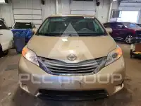 2013 Toyota SIENNA photo
