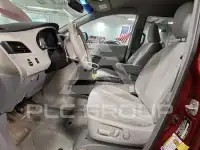2013 Toyota SIENNA photo