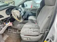 2013 Toyota SIENNA photo
