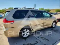 2013 Toyota SIENNA photo