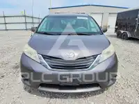 2013 Toyota SIENNA photo