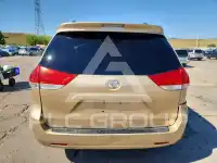 2013 Toyota SIENNA photo