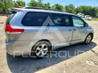 2013 Toyota SIENNA фото