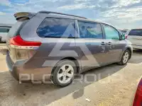 2013 Toyota SIENNA photo