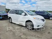2013 Toyota SIENNA photo