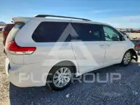 2013 Toyota SIENNA photo