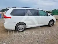 2013 Toyota SIENNA photo