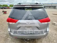 2013 Toyota SIENNA photo