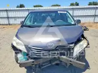 2013 Toyota SIENNA photo