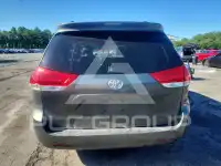 2013 Toyota SIENNA photo