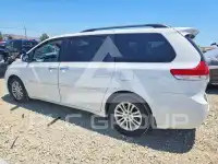 2013 Toyota SIENNA photo