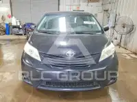 2013 Toyota SIENNA photo