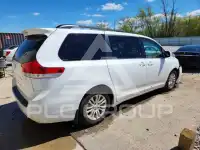 2013 Toyota SIENNA photo
